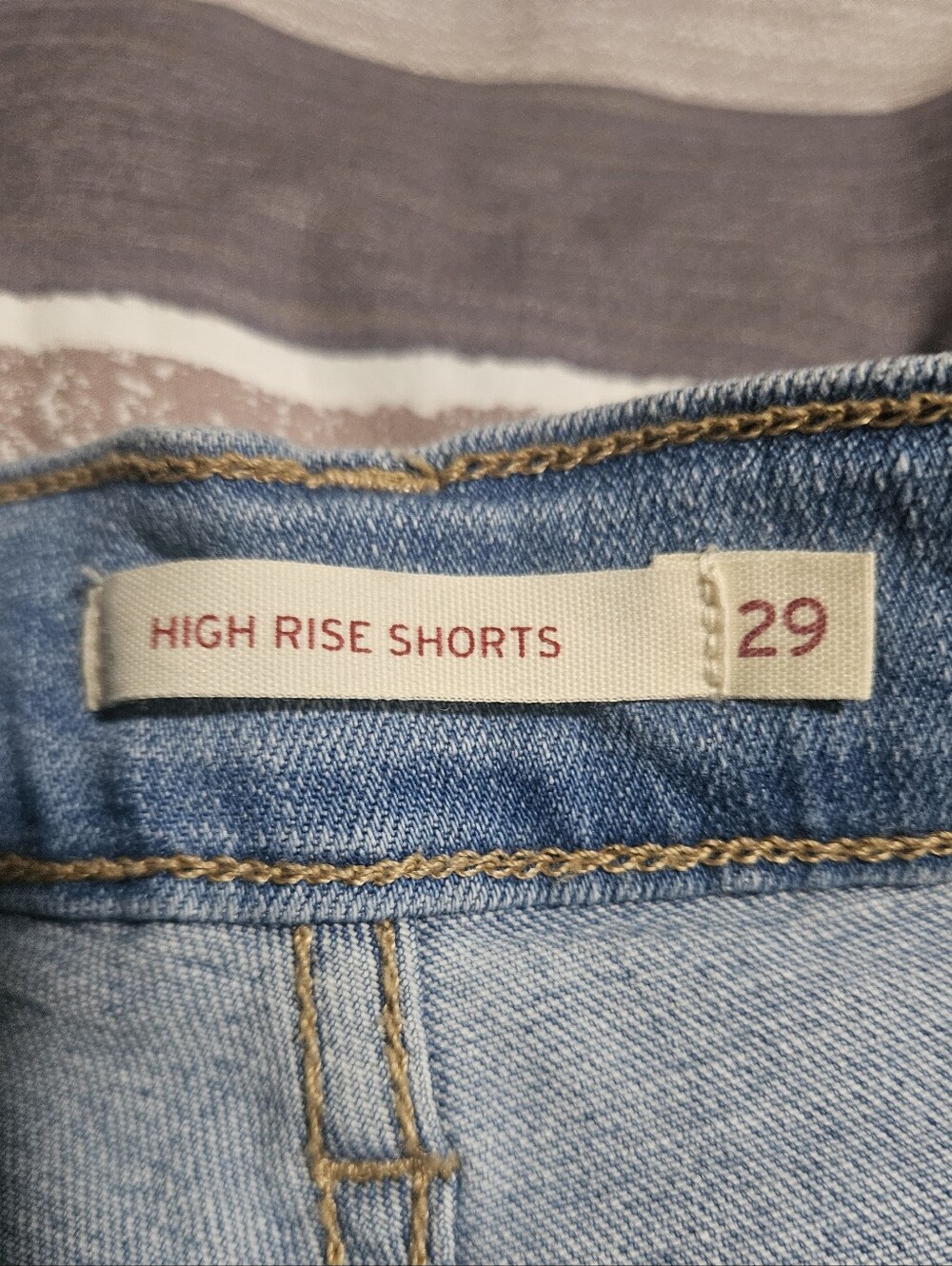 Levis  High Rise Short - Picture 3 of 4